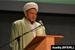 Нәкип Шакирҗанов чыгыш ясый