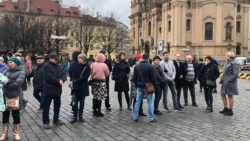 Учасники заходу діляться між собою враженнями від фотовиставки