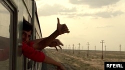 Таджикские мигранты едут в Россию