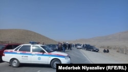 Кыргызстан. Баткенская область. Село Орто-Боз. Дорога Ош - Баткен - Исфана. На границе с Таджикистаном.