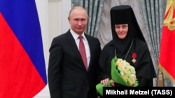 Владимир Путин и игумения Феофания (Ольга Мискина)