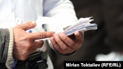 товар ташып кирген ишкерлер атайын талон толтурушат.