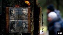 Фотографії жертв Великого терору на місці їхнього таємного поховання на розстрільному полігоні НКВС – Левашовській пустці неподалік від російського Санкт-Петербурга (ілюстраційне фото)