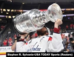 Алексанжр Овечкин с Кубком Стэнли, главным трофеем НХЛ, который его команда выиграла в 2018 году