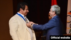 Սերժ Սարգսյանը Գագիկ Ծառուկյանին պարգևատրում է Պատվո շքանշանով