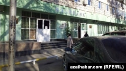 Aşgabadyň Şewçenko köçesiniň ugrundaky “Halkbankyň” bölüminde-de häzirlikçe mugt benzin talony berilmeýär.