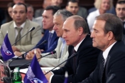 Керівник проросійської організації «Український вибір» Віктор Медведчук (праворуч), а поруч президент Росії Володимир Путін на конференції «Православно-слов'янські цінності – основа цивілізаційного вибору України», що відбулася трохи більше ніж за півроку до початку збройної агресії Росії проти України. Київ, 27 липня 2013 року