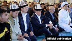 Президент Сооронбай Жээнбеков Бишкектеги мечиттердин биринде айт намазын окуган учур. 2019-жыл.