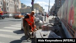 Москванын көчөлөрүнүн биринде эмгектенип жүргөн кыргызстандык мигранттар. Август, 2011