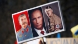 Транспарант с изображением Иосифа Сталина, Владимира Путина и Адольфа Гитлера во время одной из акций протеста против полномасштабного вторжения России в Украину, 27 февраля 2022 года