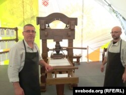 Ліхадзедаў (зьлева) з памочнікам