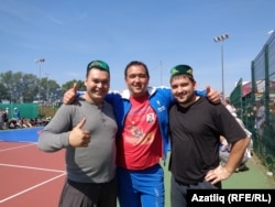 Сабантуй батыры Таhир Хуҗагалиев (уртада), Илдар Гыйлфанов (с), Тимур Кәримов (у)