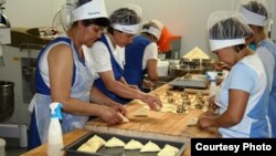 "Бәхетле" кибетендә аш-су осталары өчпочмак пешерә