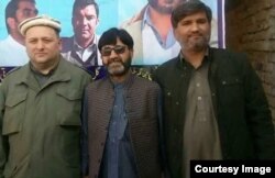 Ориф Охунзода аз дасти чап бо кулоҳ.