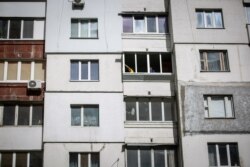 Поки карантин, чоловіки будують балкон у одній з висоток спального району