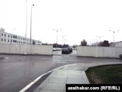 Bu "ýönekeý" duralganyň daşy ak reňkli demir haýat bilen örtülüpdir.