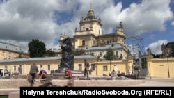 Падрыхтоўка да адкрыцьця помніка Шаптыцкаму ля сабору Сьвятога Юра ў Львове.