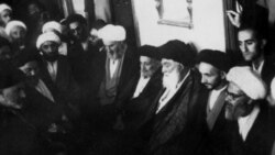 آیت‌الله بروجردی در حلقه روحانیون نزدیک به او در قم