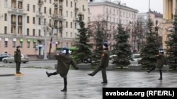 Вучні на варце каля Вечнага агню, Менск, 6 лістапада 2015 году