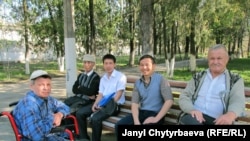 Жаштар үйүнүн тарбиялануучулары карылар үйүнө да келип турушат.