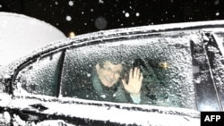 Հայաստան – Թուրքիայի արտգործնախարար Ահմետ Դավութօղլուն Երևանում կայացած մամուլի ասուլիսից հետո իր լիմուզինից ձեռքով ողջունում է լրագրողներին, 12-ը դեկտեմբերի, 2013թ.