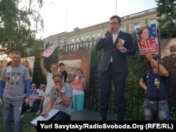 Юрист Ярослав Качинський під час пікетування польського МВС