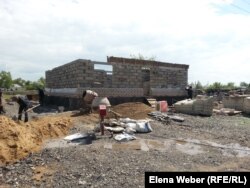 Мұстафин кентінде салынып жатқан үйлердің бірі. Бұхар жырау ауданы, Қарағанды облысы. 17 мамыр, 2015 жыл.