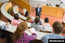 Студенты на лекции. Иллюстративное фото