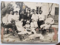 Родина Кирпенків біля флігеля, 1921 рік