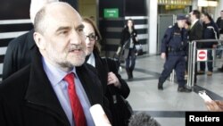 МАГАТЭнин Иранга барган инспекторлор тобунун башчысы Герман Неркаертс Вена аэропортунда журналистерге интервью берүүдө. 22-февраль 2012