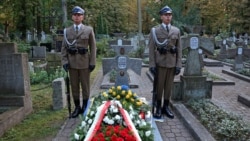 Почесна польська варта в День польського війська біля могили генерала армії УНР Марка Безручка. Варшава, 15 серпня 2017 року