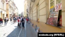 Панарама з карцінамі і мінакі, якія іх разглядаюць