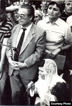 Марат Мөлеков һәм Фәүзия Бәйрәмова (микрофон тоткан)