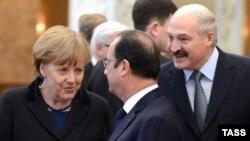 Канцлерка Нямеччыны Ангела Мэркель, тагачасны прэзыдэнт Францыі Франсу Алянд і прэзыдэнт Беларусі Аляксандар Лукашэнка ў Менску ў лютым 2015 году.