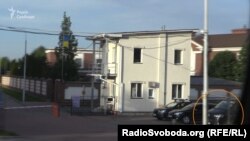 Авто охорони Ігоря Коломойського біля шлагбауму поруч з маєтком Юлії Тимошенко