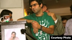 پدر امیر جوادی‌فر بر شانه پسر دیگرش بابک می‌گرید