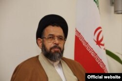 محمود علوی، رئیس سازمان عقیدتی سیاسی ارتش بوده و هم‌اینک در مجلس خبرگان رهبری عضویت دارد. وی سایقه وزارت ندارد.