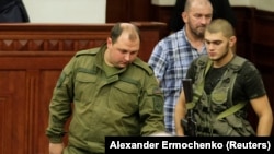 Дмитро Трапезников (ліворуч), колишній «виконувач обов’язків» ватажка угруповання «ДНР». Окупований Донецьк, 31 серпня 2018 року