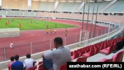 Futbol oýunlaryna az sanly tomaşaçylar gelýär