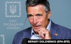 Колишній генеральний секретар НАТО Андерс Фог Расмуссен під час візиту до Еиєва. 13 вересня 2022 року