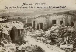 Стара німецька фотографія, на якій зображені пісковики в районі передмістя Севастополя Інкермані. Переклад напису з німецької: «Із України. Великі піщані кар'єри в Інкермані, Севастополь»