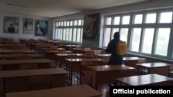 Карантин учурунда ээн калган мектепте дезинфекция жүргүзүлүүдө. Апрель, 2020-жыл.