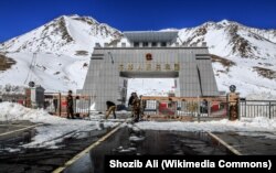 Кытай менен Пакистандын Хунжераб ашуусундагы чек ара бекети.