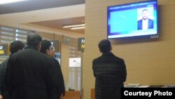 Aşgabat halkara howa menzilinde rus döwlet telewideniýesine tomaşa edýän adamlar. Arhiwden alyndy. 