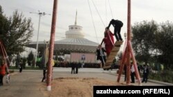 Gurban baýramy mynasybetli hiňňillikde uçmak däbi Türkmenistanda öňden bäri saklanyp galýar, ozalky ýyllarda baýramçylyk günlerinde hiňňilikler paýtagtyň merkezi etraplarynda häkimiýetler tarapyndan gurulýardy. Aşgabadyň tsirki (arhiw suraty) 