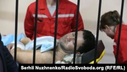 Роман Насіров в залі суду на ношах. Його звинуватили в зловживанні службовим становищем, яке завдало державі збитків на 2 мільярди гривень. Київ, 4 березня 2017 року