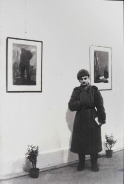 Художник Зіновій Толкачов під час своєї виставки «Майданек». Краків, березень 1945 року. Фото надане Центром досліджень історії та культури східноєвропейського єврейства
