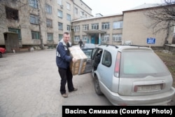 Васіль Сямашка грузіць гуманітарную дапамогу для Данбасу