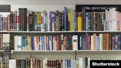 Полка книжного магазина в Москве (иллюстративное фото) 