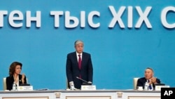 Касым-Жомарт Токаев (в центре) на съезде партии «Нур Отан», на котором его выдвинули кандидатом в президенты. Справа — первый президент Нурсултан Назарбаев, слева — его дочь Дарига Назарбаева. Нур-Султан, 23 апреля 2019 года.